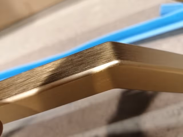 Dettaglio di vernice dorata MOLTENI-VERNICI con nastro blu per verniciatura