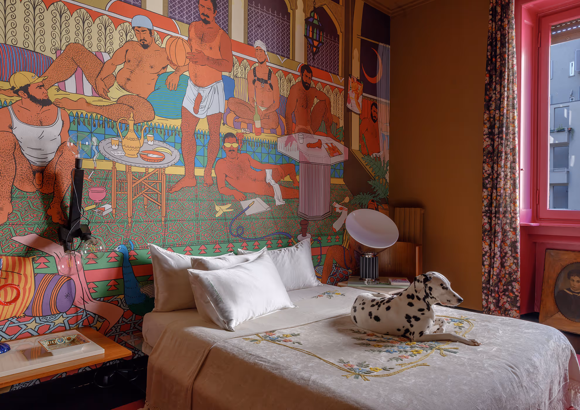 MOLTENI-VERNICI special paint decorates vibrant bedroom with Dalmatian and colorful mural