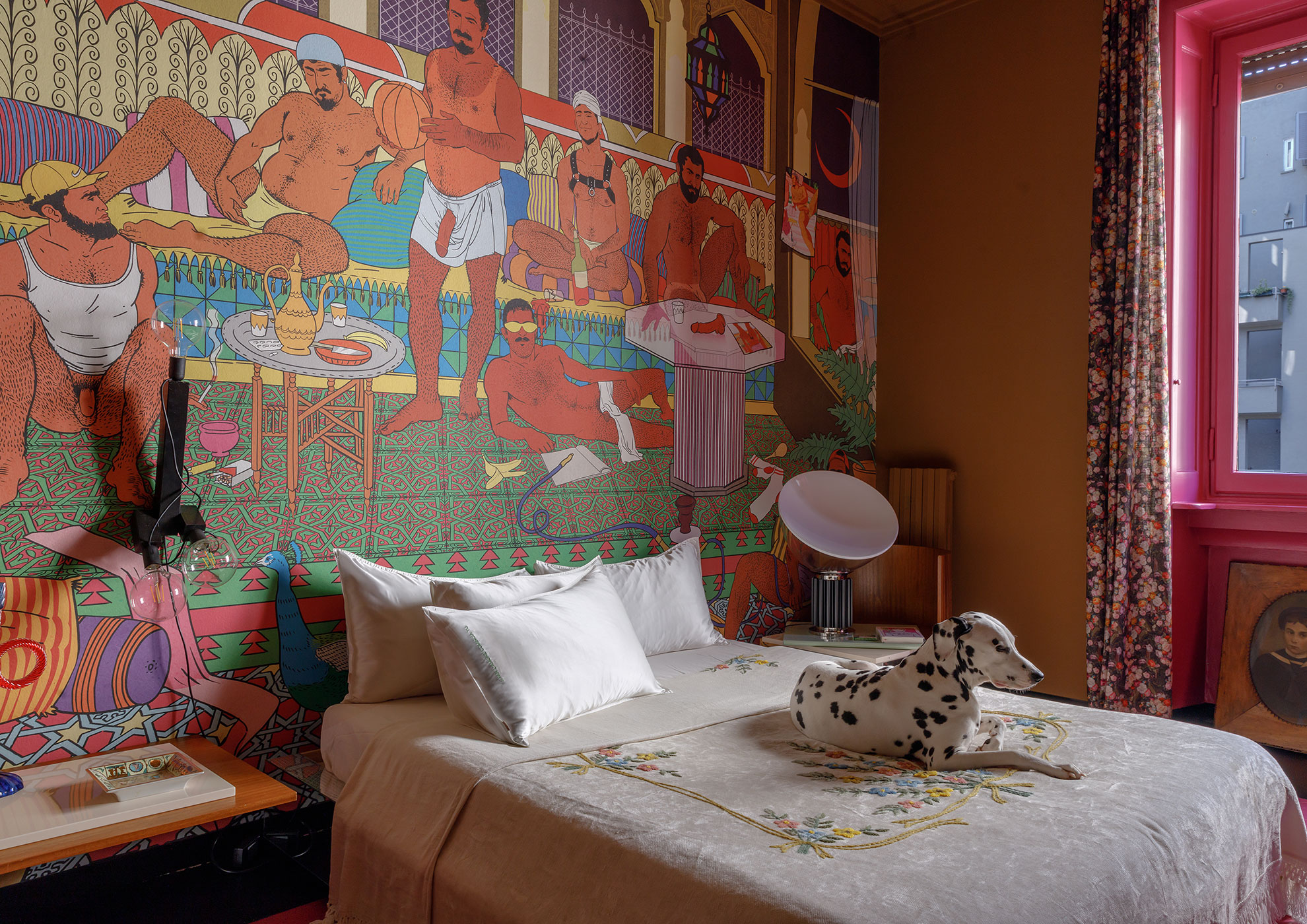 MOLTENI-VERNICI special paint decorates vibrant bedroom with Dalmatian and colorful mural
