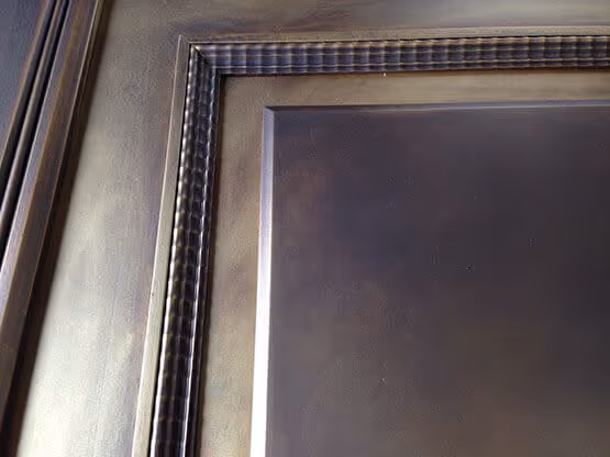 Pintura con efecto metálico y marco decorativo de Molteni-Vernici