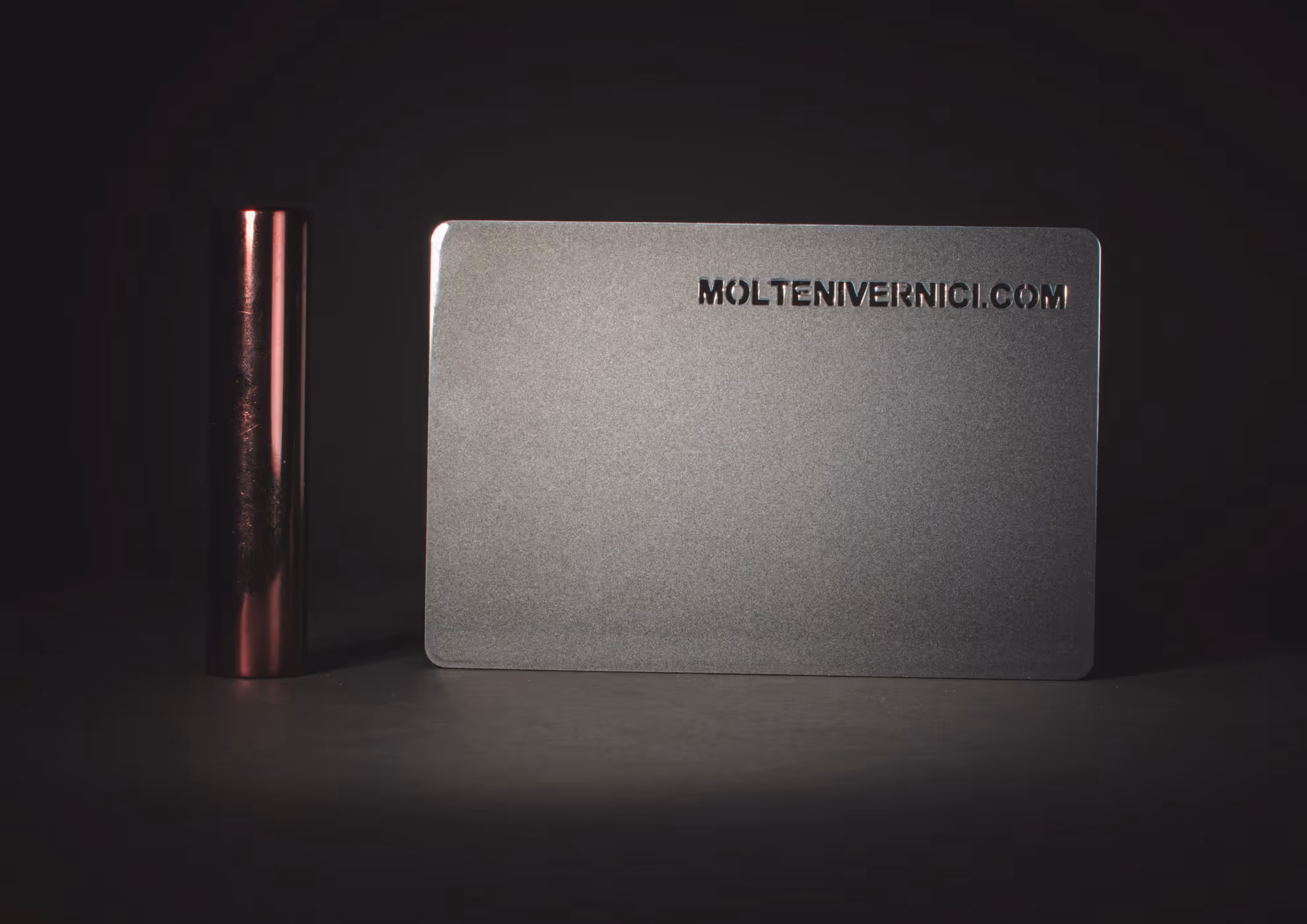 MOLTENI-VERNICI metalik gri kartvizit ve parlak kırmızı boya kalemi