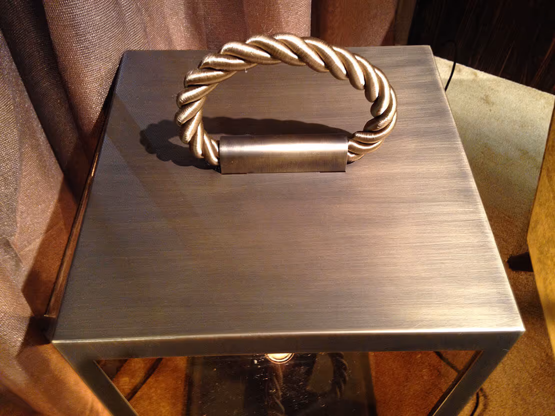 Peintures spéciales MOLTENI-VERNICI, poignée torsadée élégante sur boîte métallique.