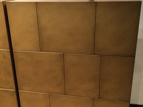 Finitions premium MOLTENI-VERNICI: peintures murales élégantes en tons dorés