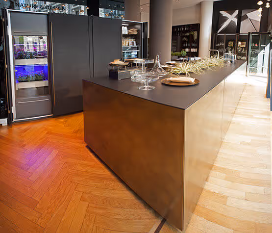 Cocina moderna con pintura, con efecto Molteni-Vernici en piso de madera