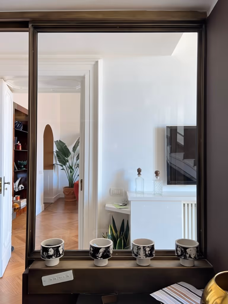 Pintura con efecto Molteni-Vernici, ventana interior con macetas decorativas blanco y negro