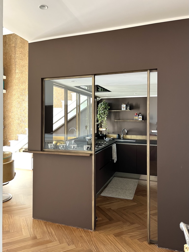 Cuisine moderne MOLTENI-VERNICI avec séparation vitrée et parquet élégant