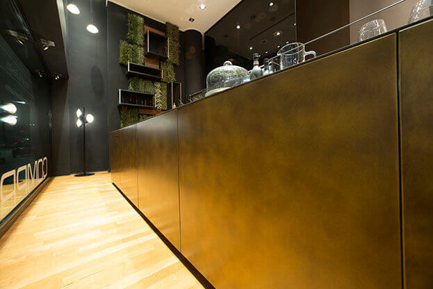 Showroom MOLTENI-VERNICI avec finitions premium, peintures murales élégantes