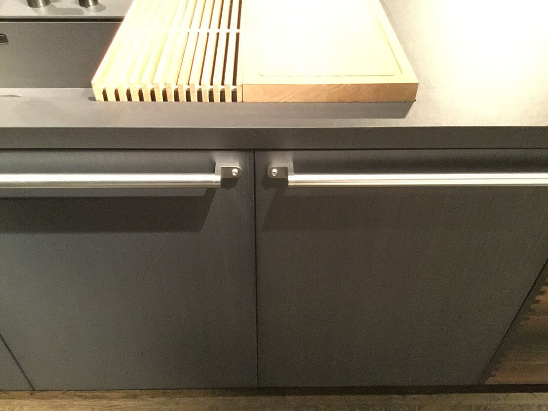 Finition premium MOLTENI-VERNICI, peintures élégantes pour cuisine moderne grise