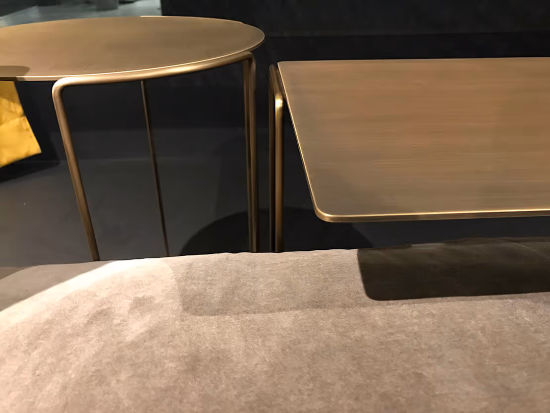 Tables dorées MOLTENI-VERNICI, finitions premium pour peintures élégantes