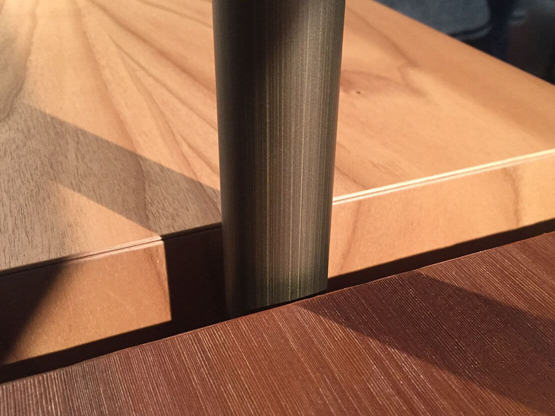 Détail de finition premium MOLTENI-VERNICI avec peintures bois élégantes