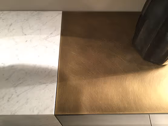Pintura con efecto metal dorado Molteni-Vernici sobre superficie de mármol