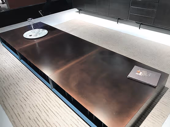 Superficie metálica con pintura con efecto Molteni-Vernici, diseño moderno y elegante