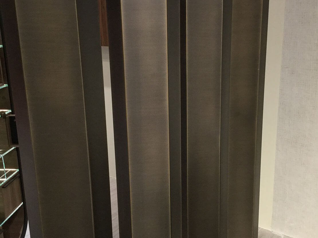 Finitions premium MOLTENI-VERNICI : panneaux verticaux élégants en nuances de gris