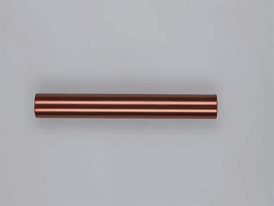 MOLTENI-VERNICI Kupferrohr mit spezielle Design-Oberfläche auf neutralem Hintergrund