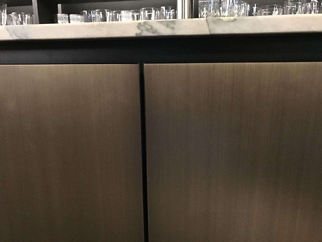 Finitions premium MOLTENI-VERNICI : peintures élégantes sur armoire moderne