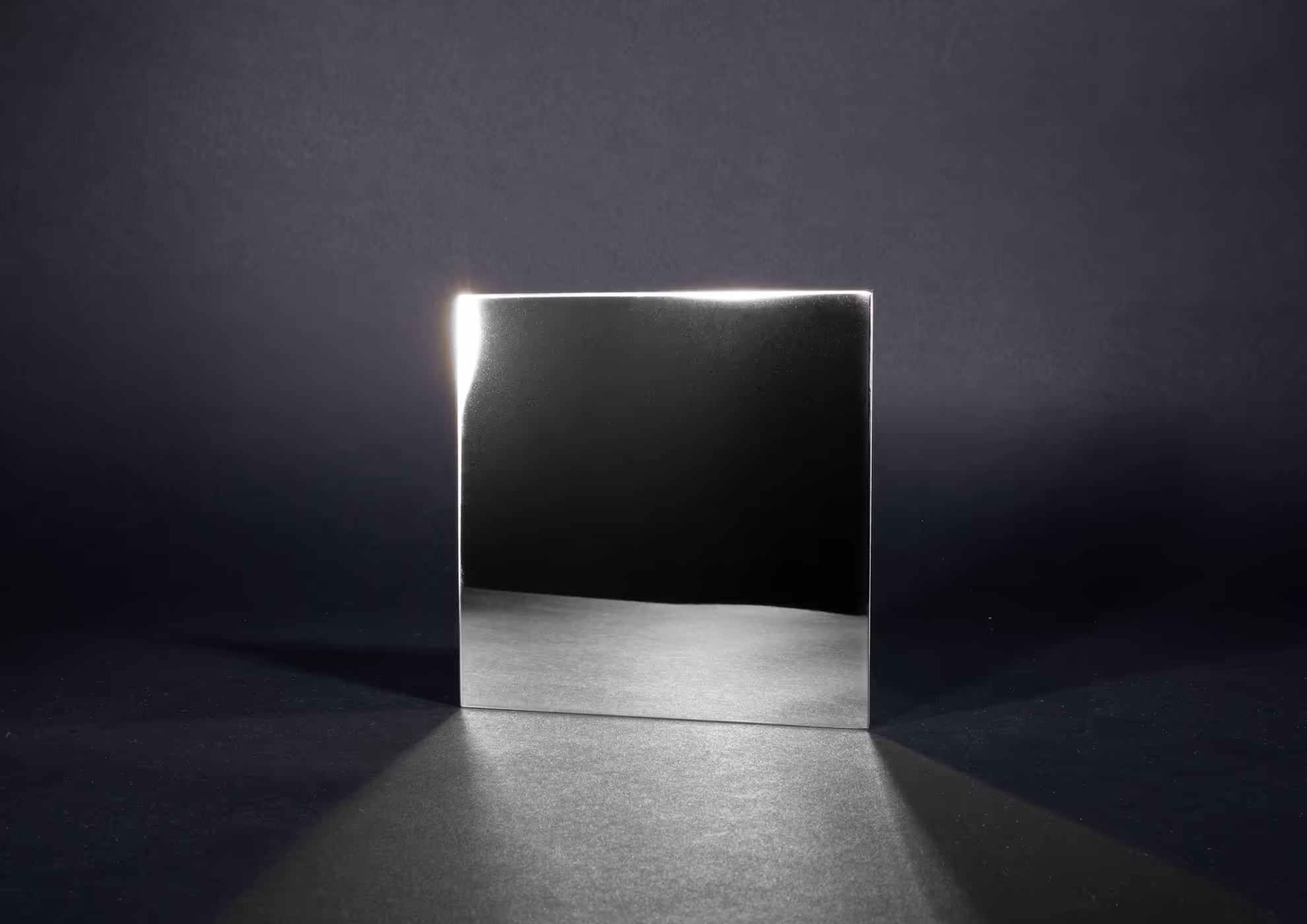 Pintura con efecto metálico Molteni-Vernici en cubo reflectante oscuro