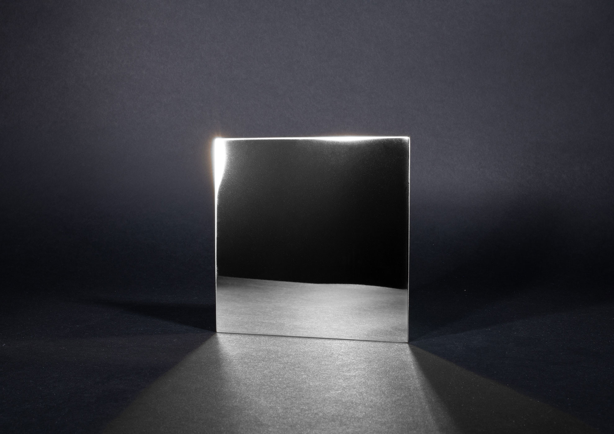 MOLTENI-VERNICI : finition premium, surface métallique élégante et lumineuse