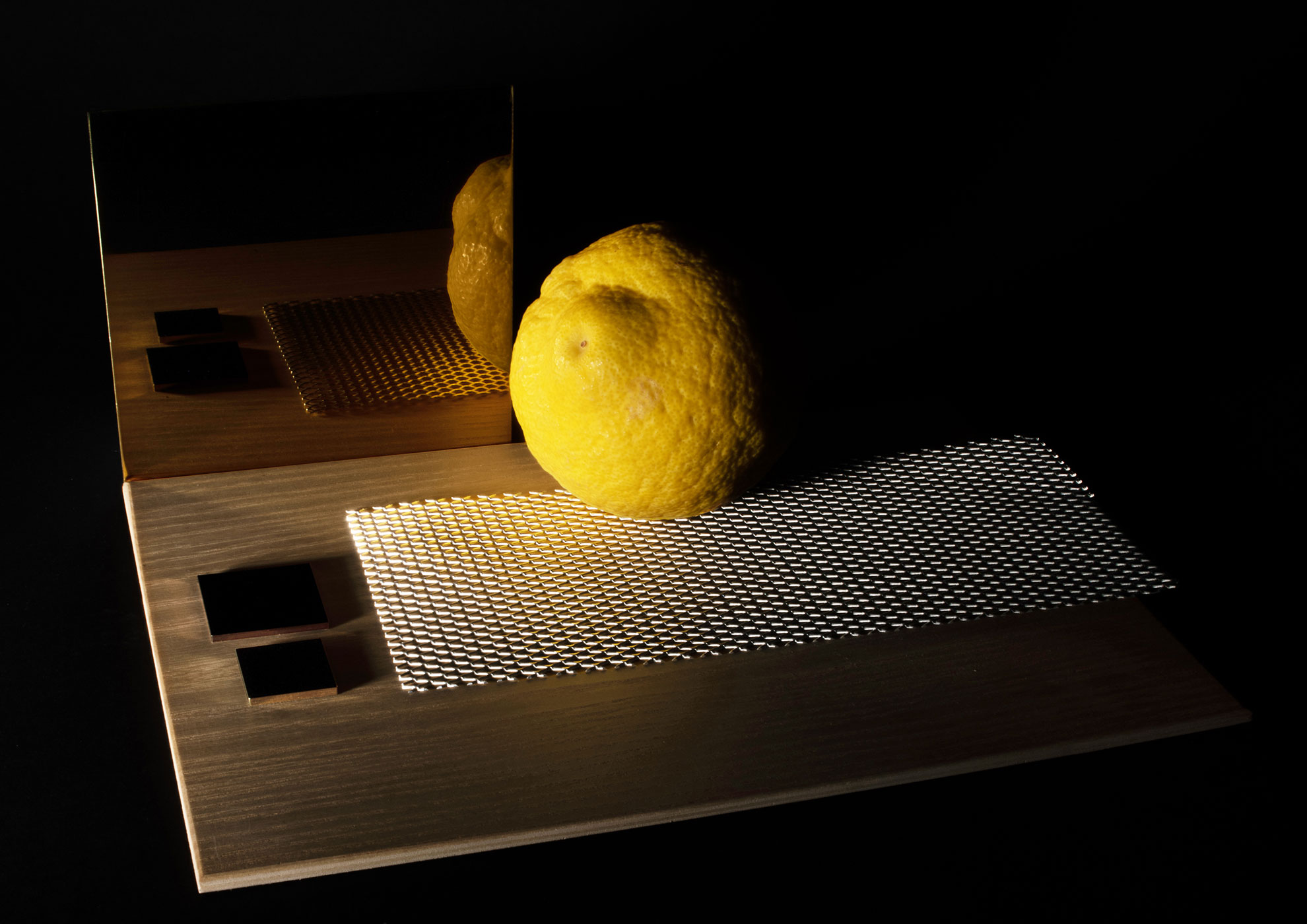 Citrons jaunes éclatants sur plateau MOLTENI-VERNICI aux finitions premium