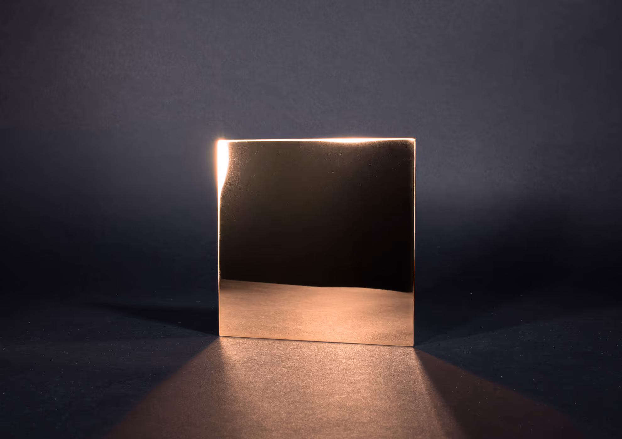 Pintura con efecto metálico Molteni-Vernici sobre superficie oscura