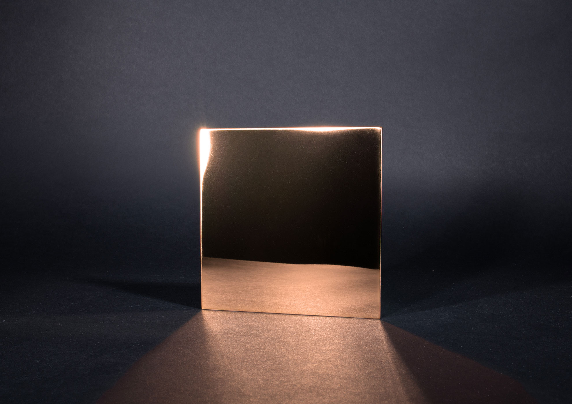 Molteni-Vernici : finition premium, surface métallique élégamment éclairée