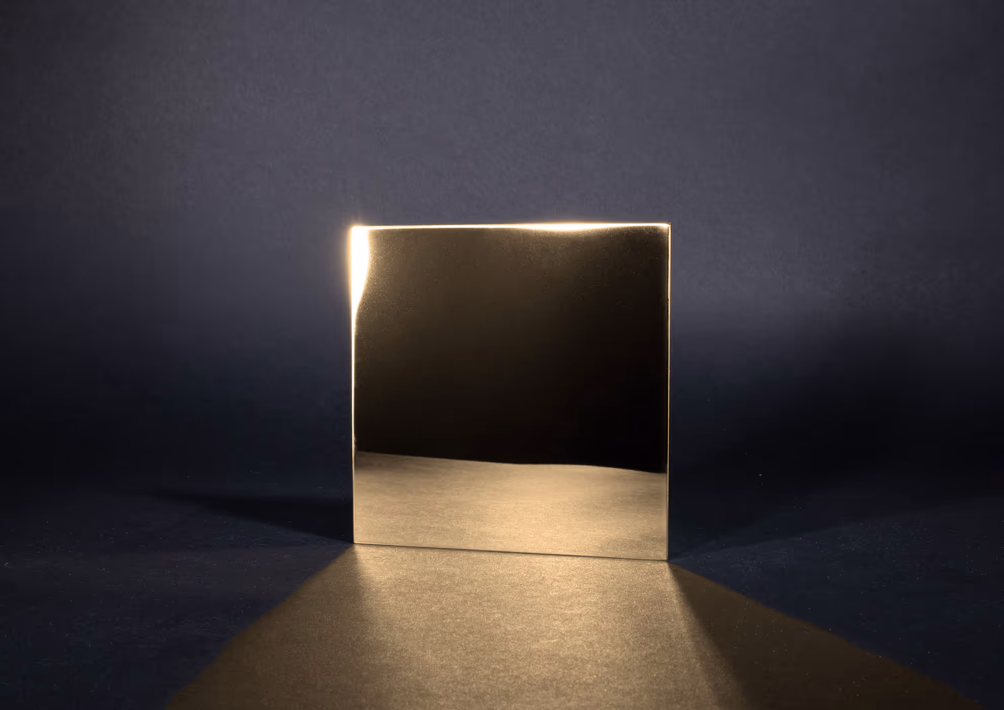 Pintura con efecto metálico Molteni-Vernici, superficie brillante con luz rasante