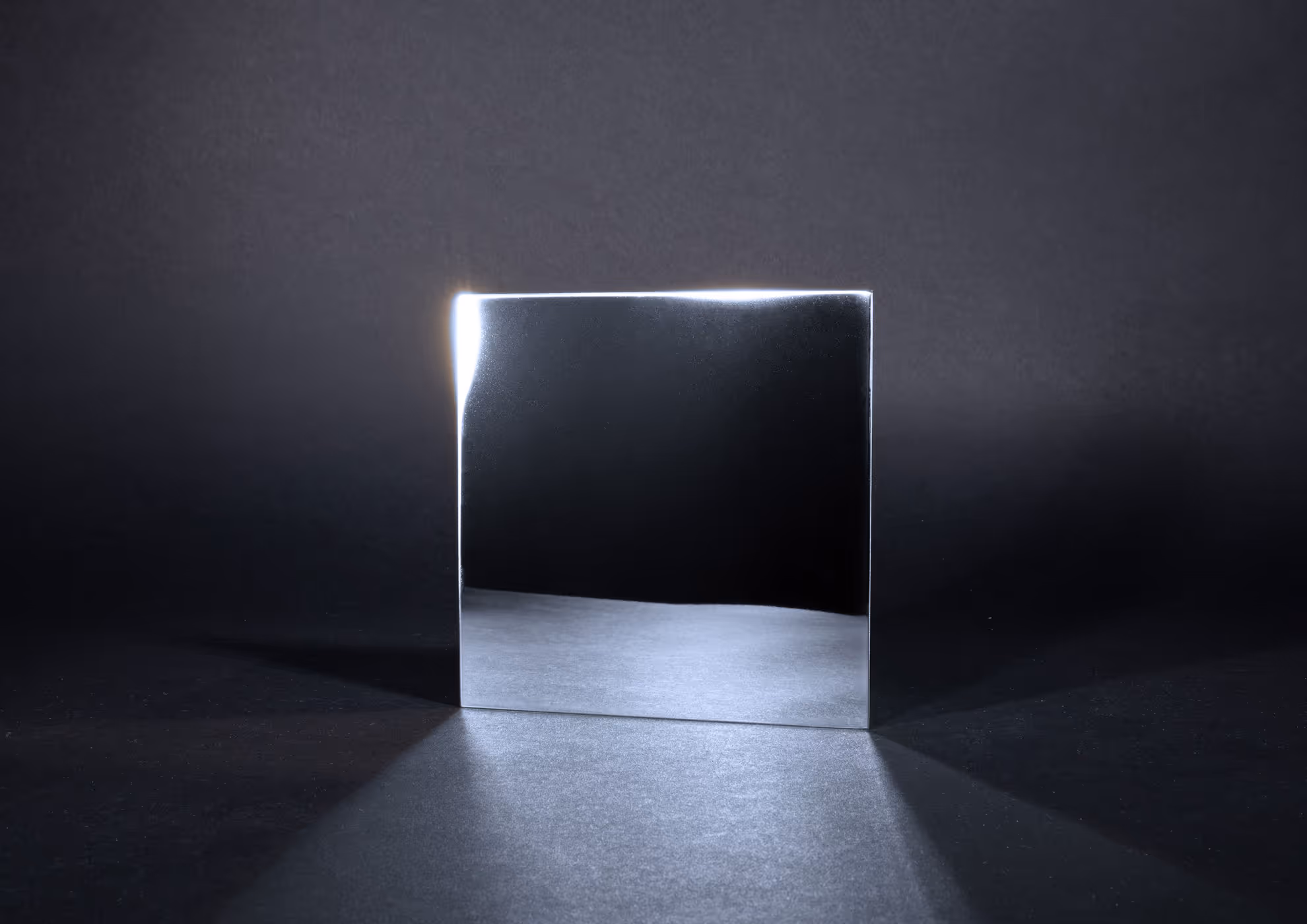 Pintura con efecto metálico Molteni-Vernici en superficie reflexiva oscura