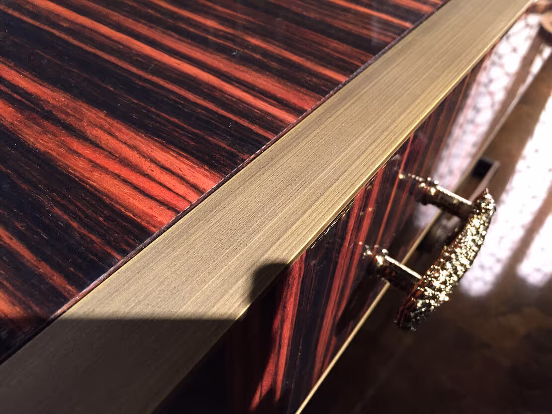 Détail de peinture industrielle MOLTENI-VERNICI, surface brillante spéciale pour industries