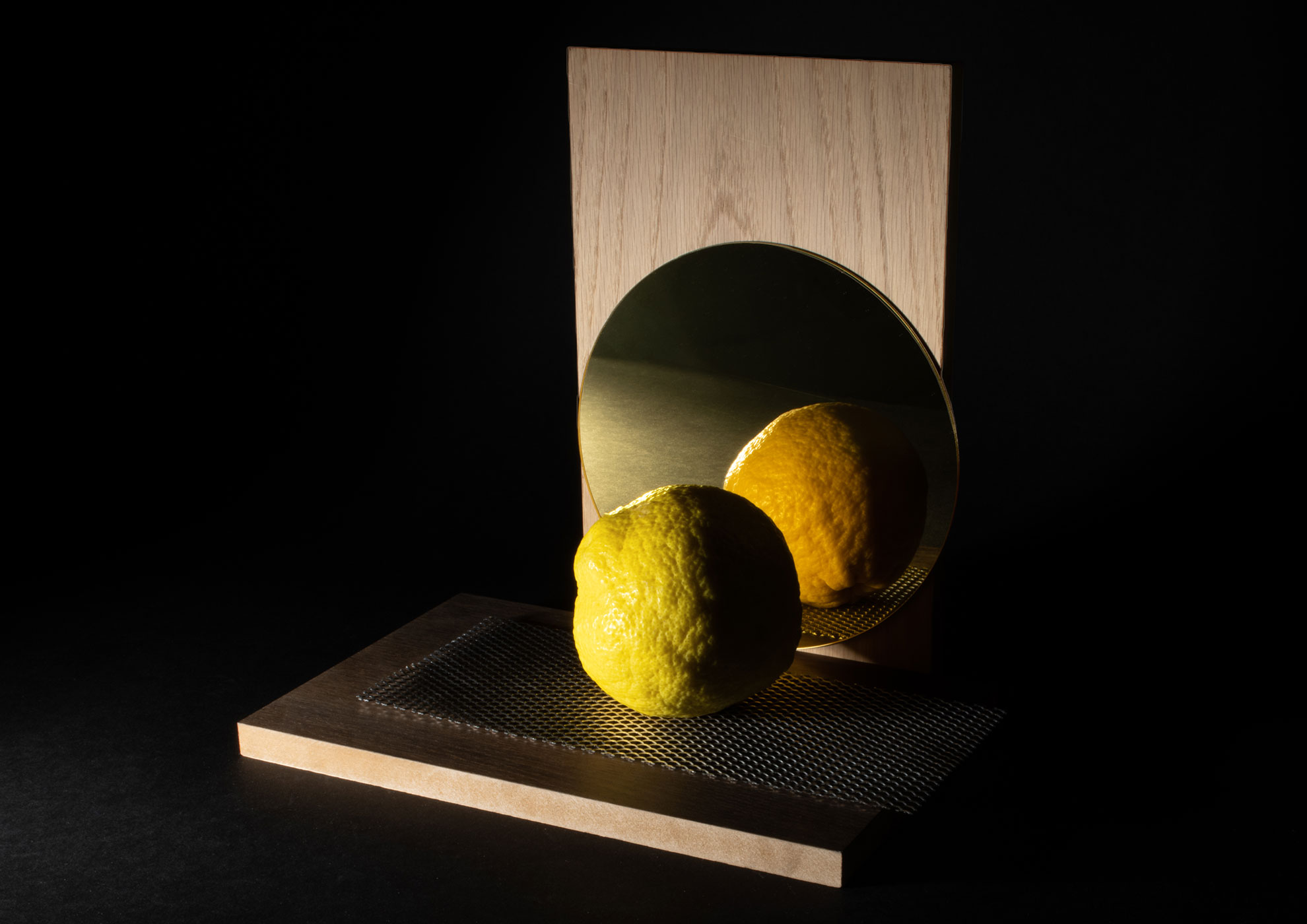 Citrons MOLTENI-VERNICI sur surface réfléchissante, finitions premium vernici