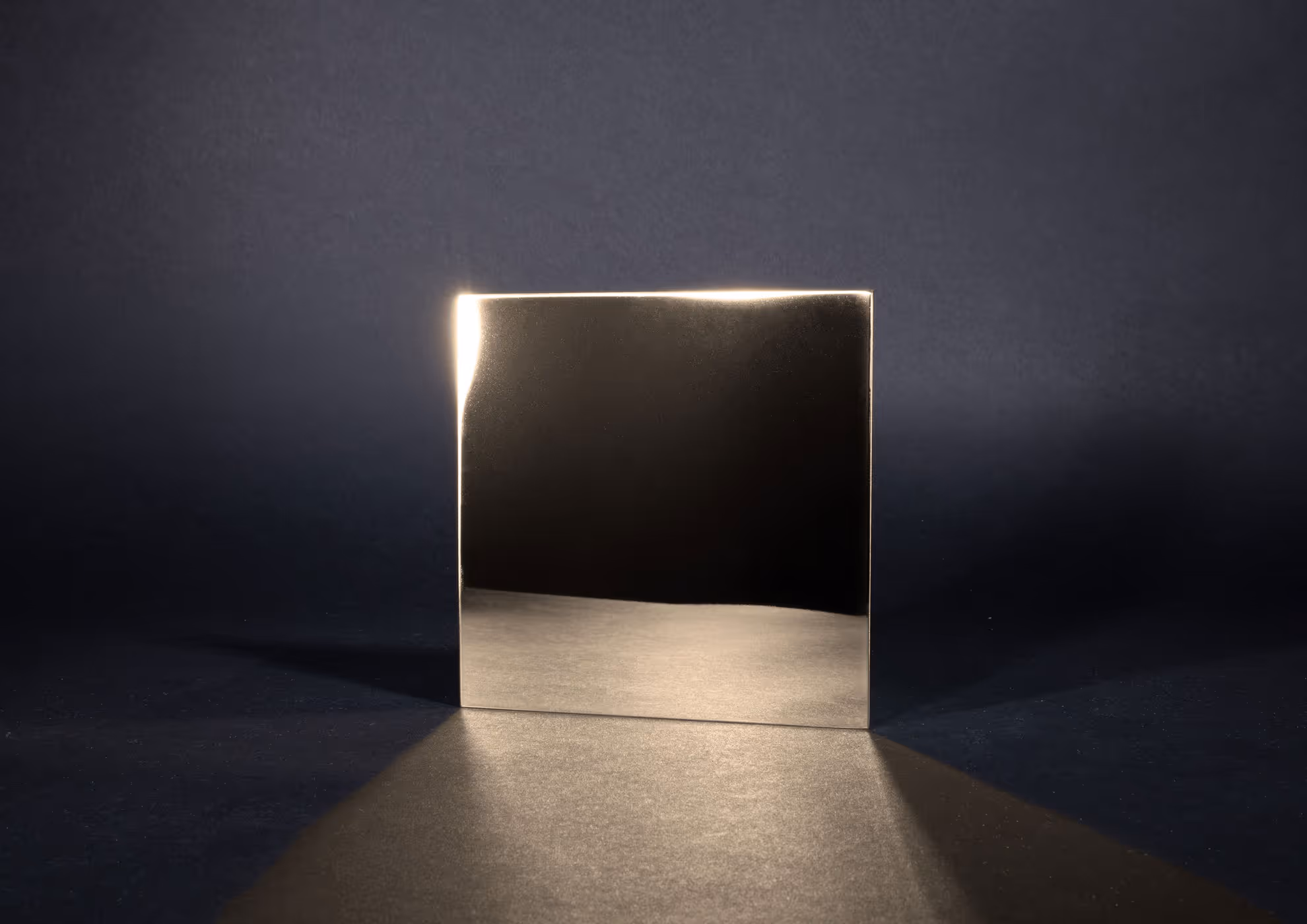 Pintura con efecto metálico Molteni-Vernici, superficie brillante con luz lateral