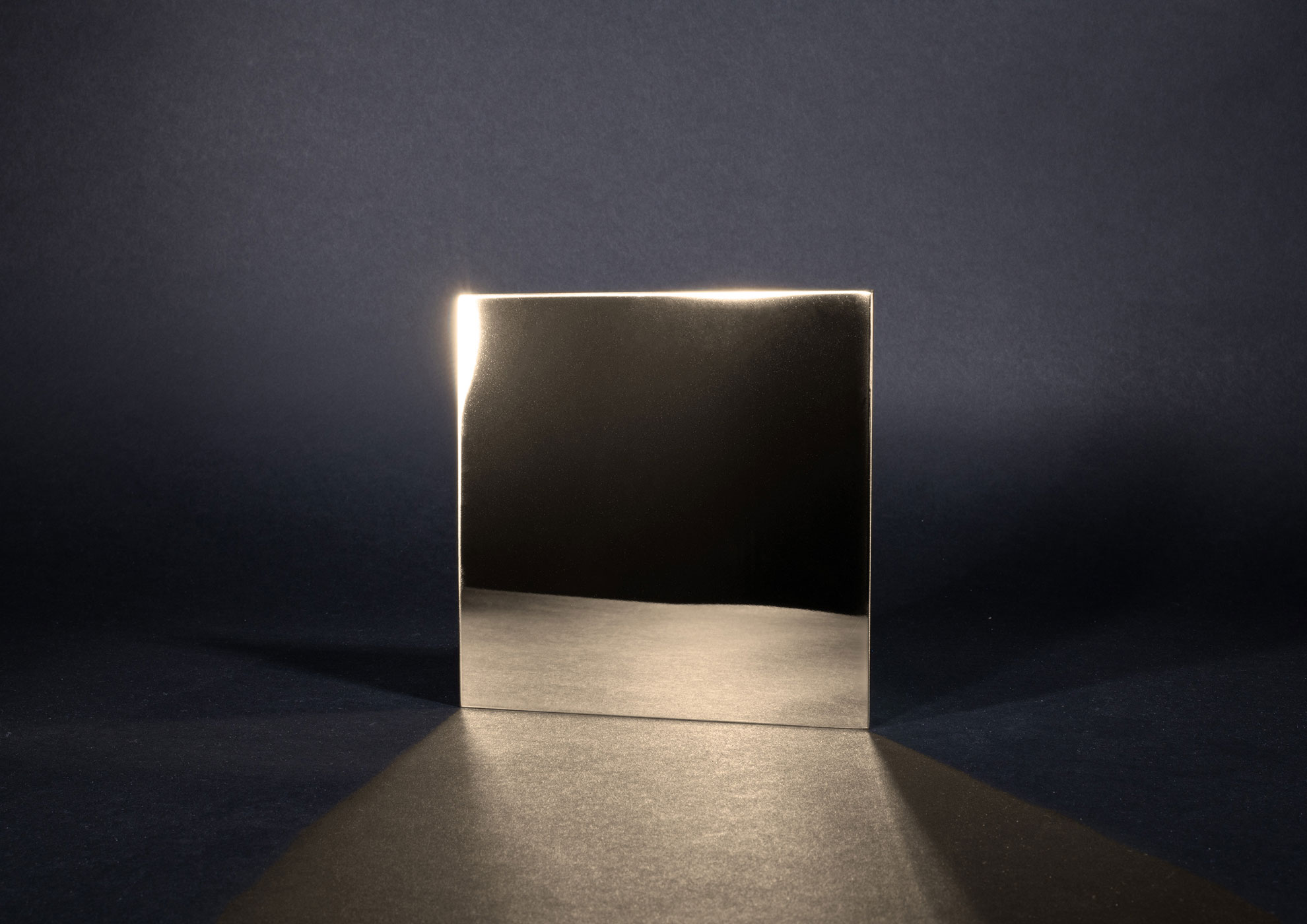 Surface métallique brillante MOLTENI-VERNICI avec finitions premium élégantes