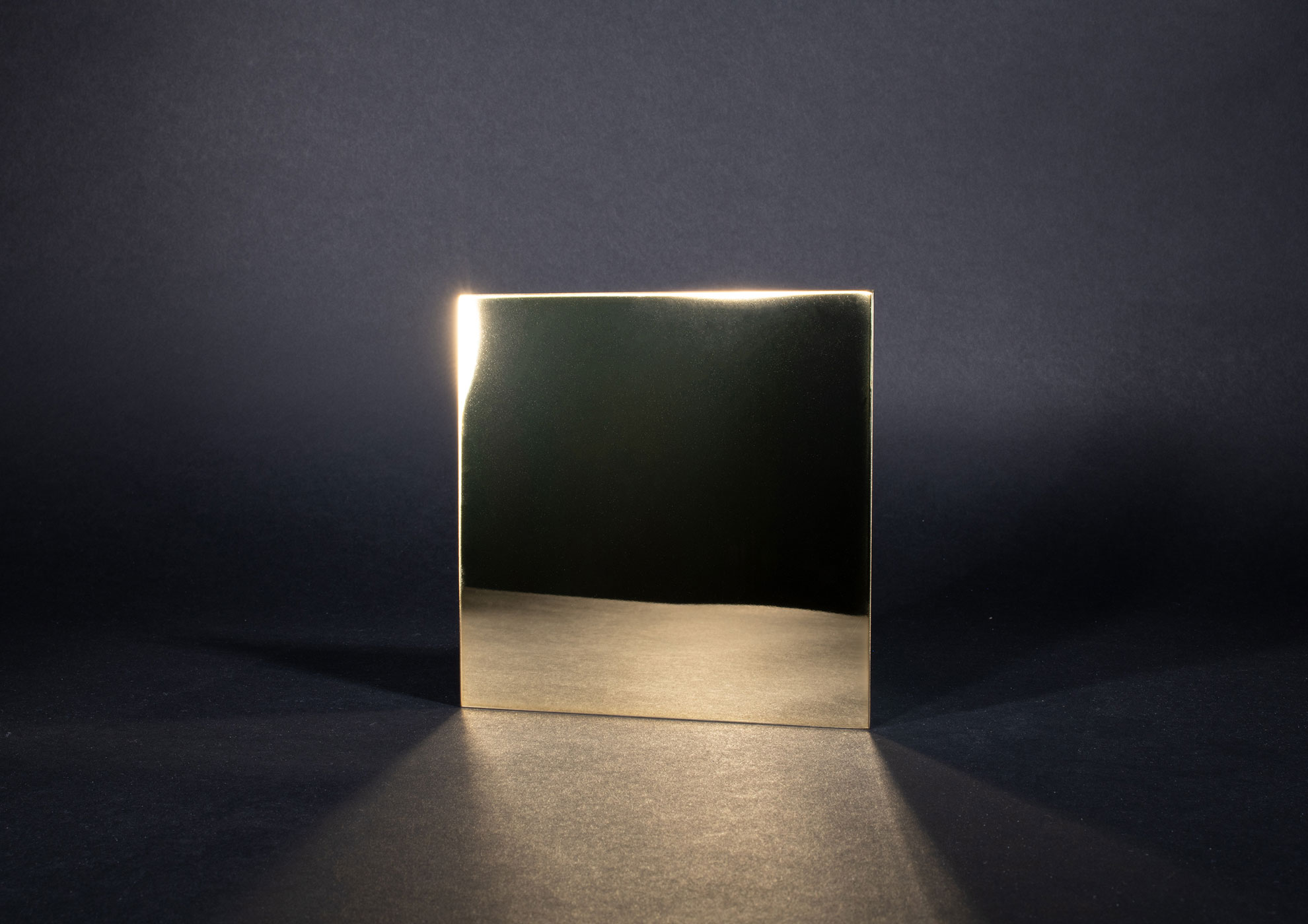 Panneau MOLTENI-VERNICI avec finitions premium, élégant éclairage métallique