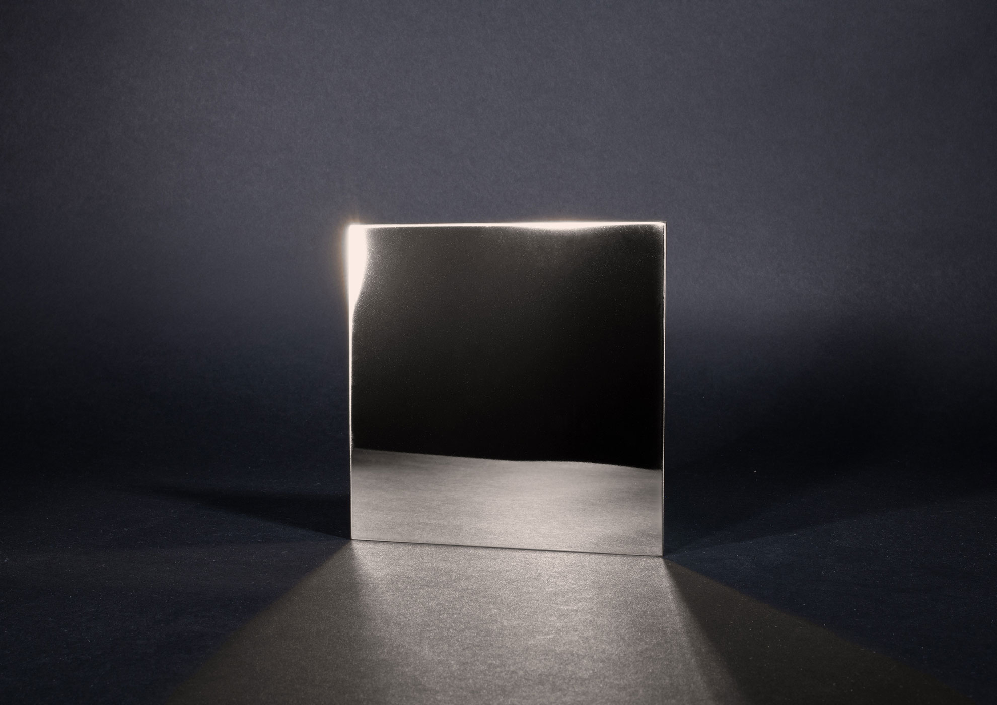 Plaque MOLTENI-VERNICI aux finitions premium, élégante et lumineuse