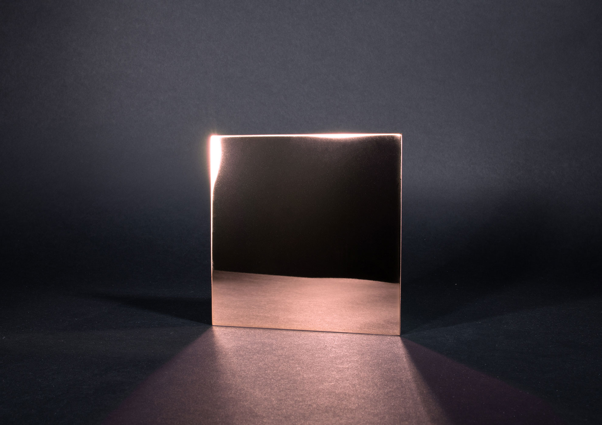 Plaque métallique MOLTENI-VERNICI avec finitions premium élégantes