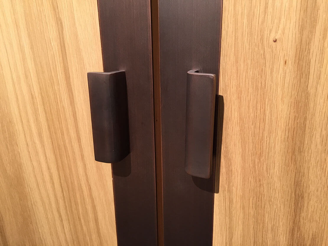 Poignées en métal MOLTENI-VERNICI, peintures spéciales sur armoire en bois