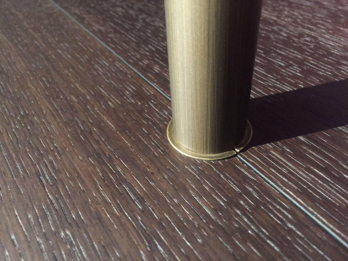 Détail de finition premium MOLTENI-VERNICI, surface bois professionnel