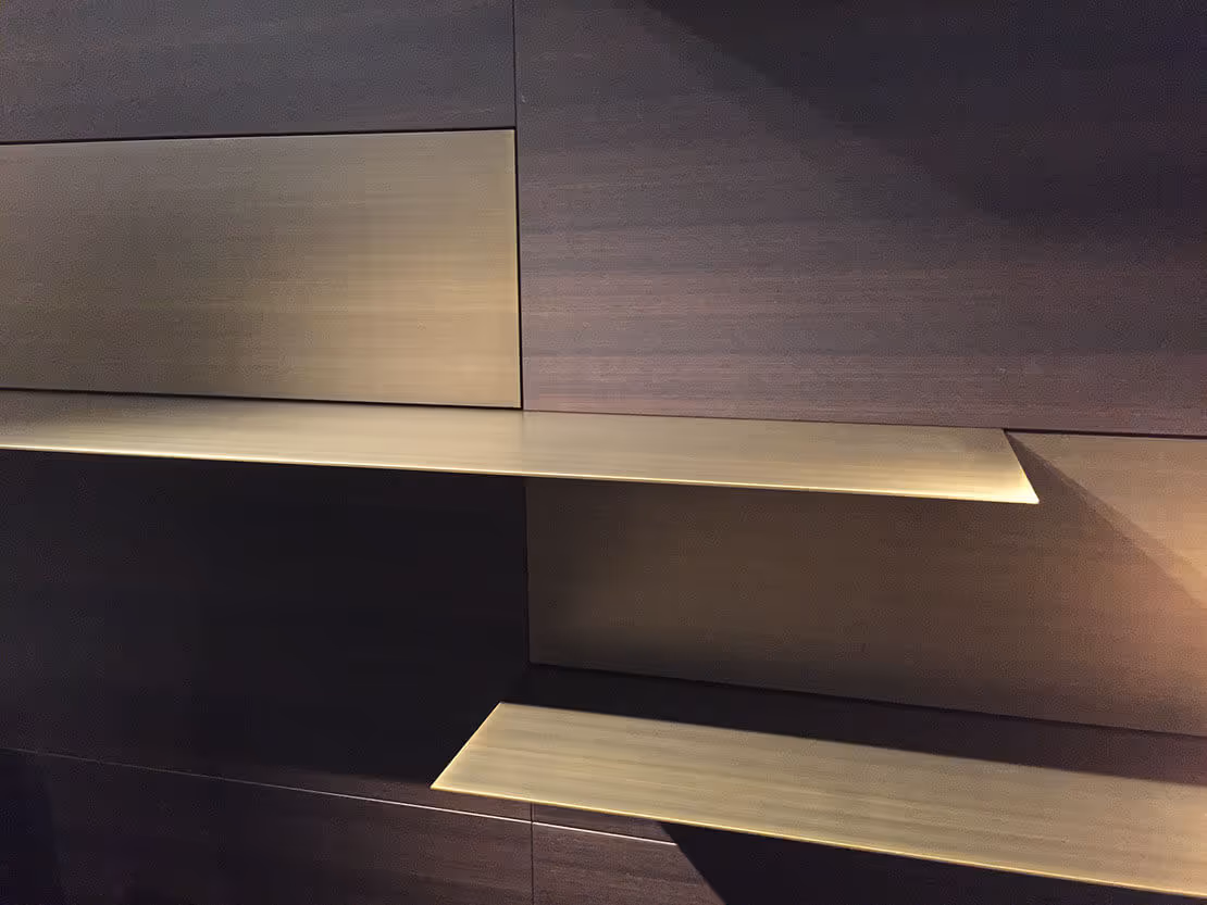 Panneaux MOLTENI-VERNICI aux finitions premium, professionali, élégamment éclairés