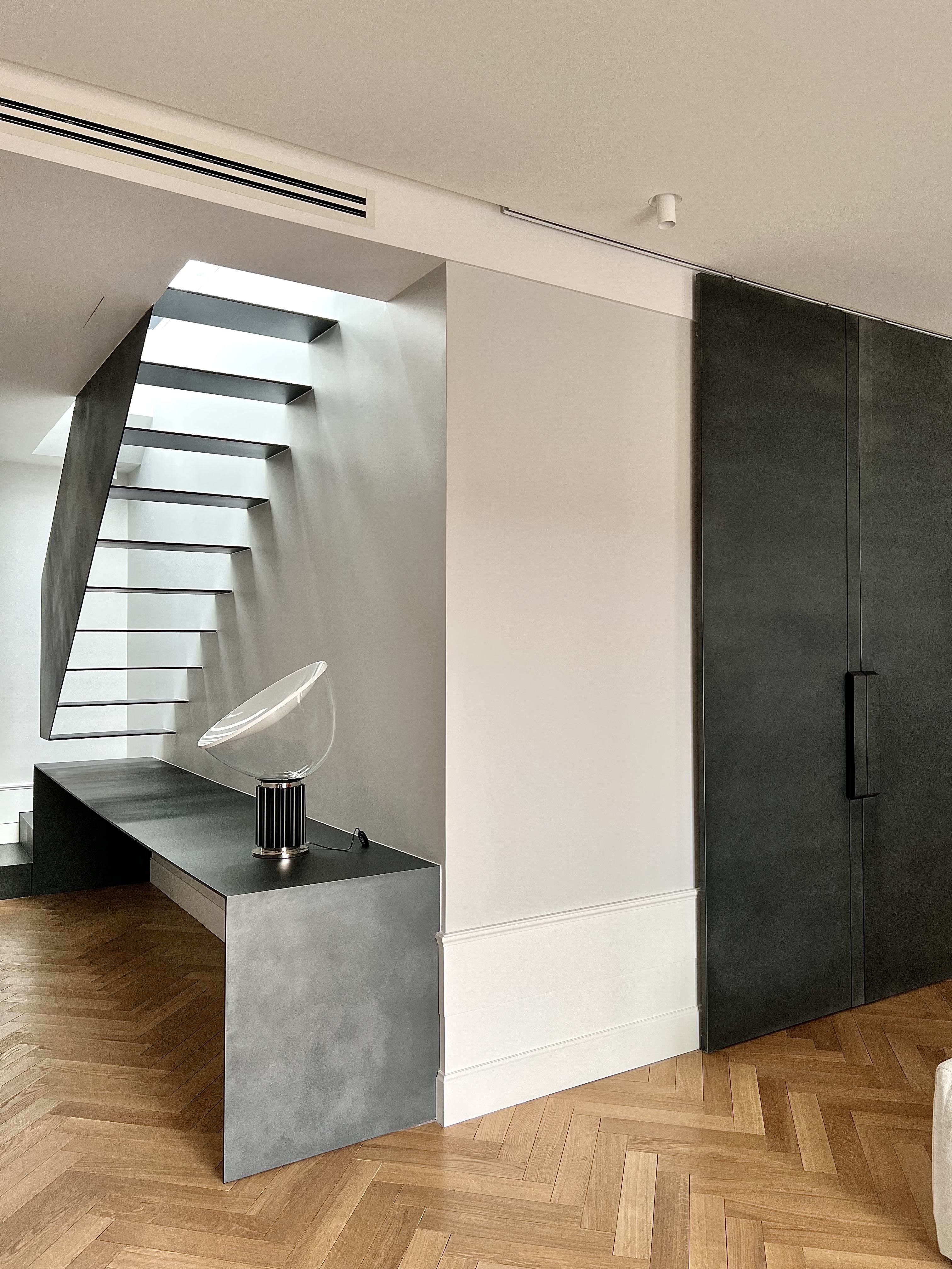 Pintura con efecto minimalista, escalera moderna Molteni-Vernici, lámpara diseño