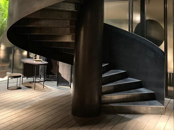 Escalera moderna en espiral, pintura con efecto metalizado Molteni-Vernici