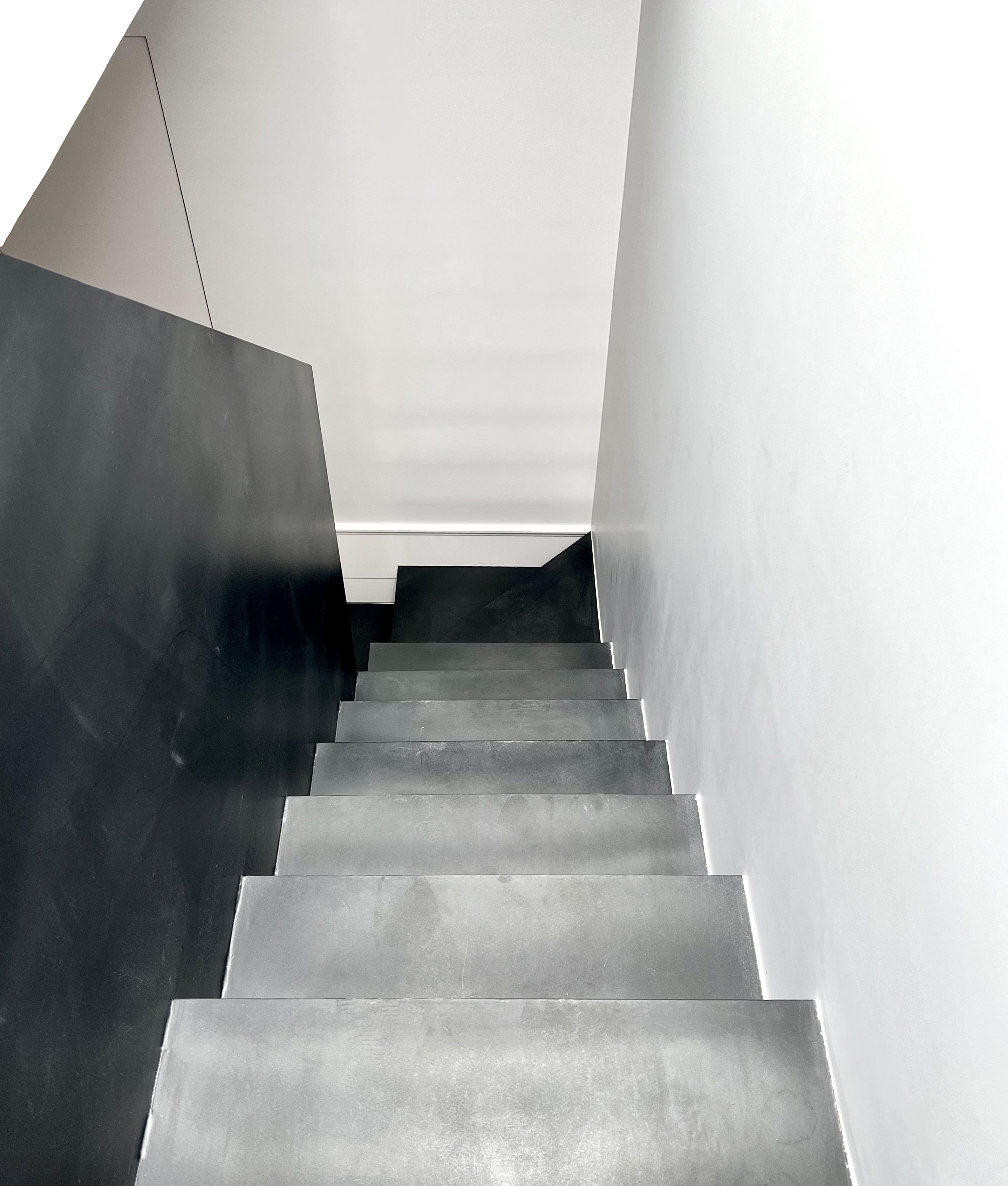 Escalera minimalista con pintura, con efecto Molteni-Vernici en tonos grises