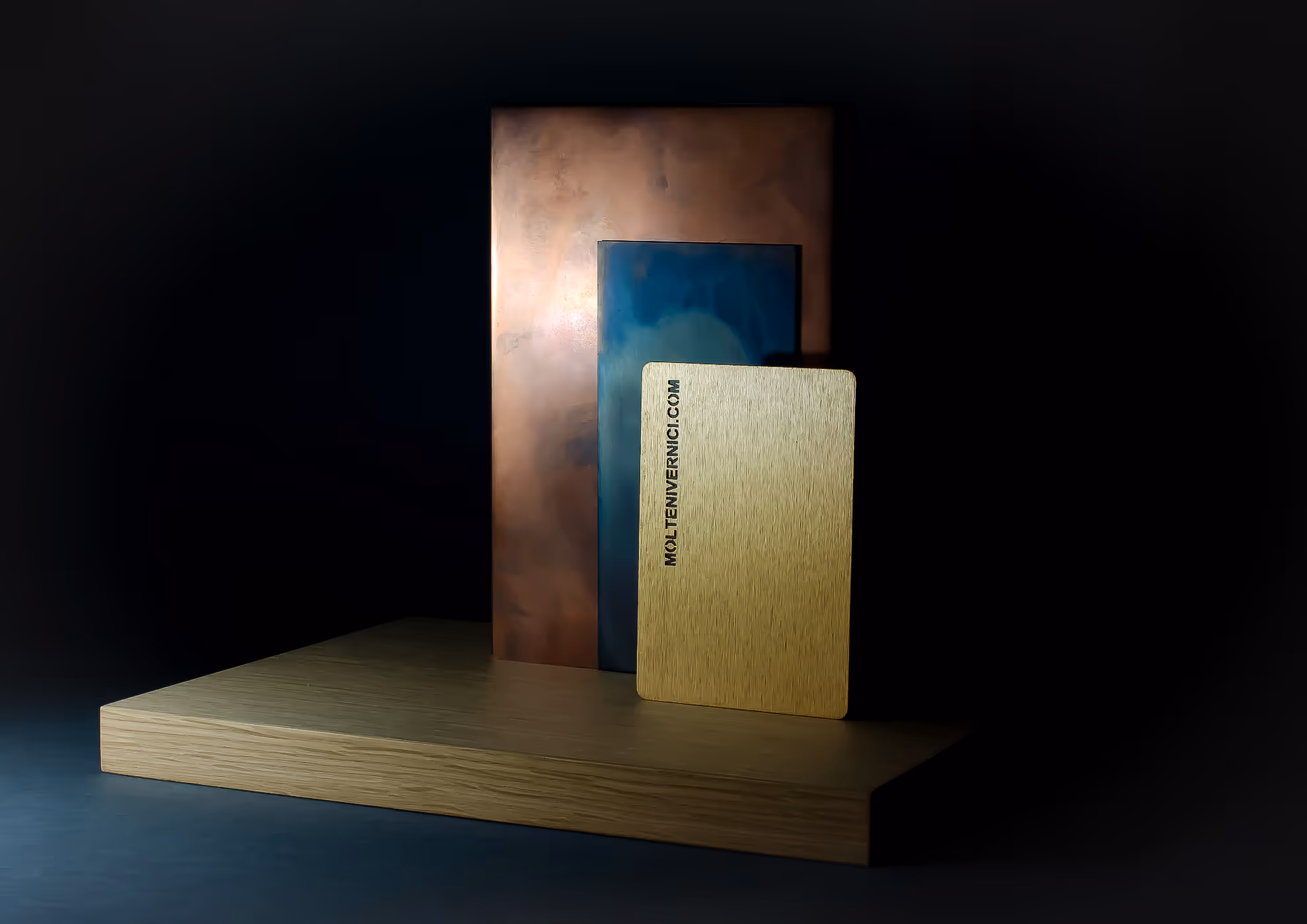 Tarjetas de MOLTENI-VERNICI con diferentes acabados sobre superficie de madera