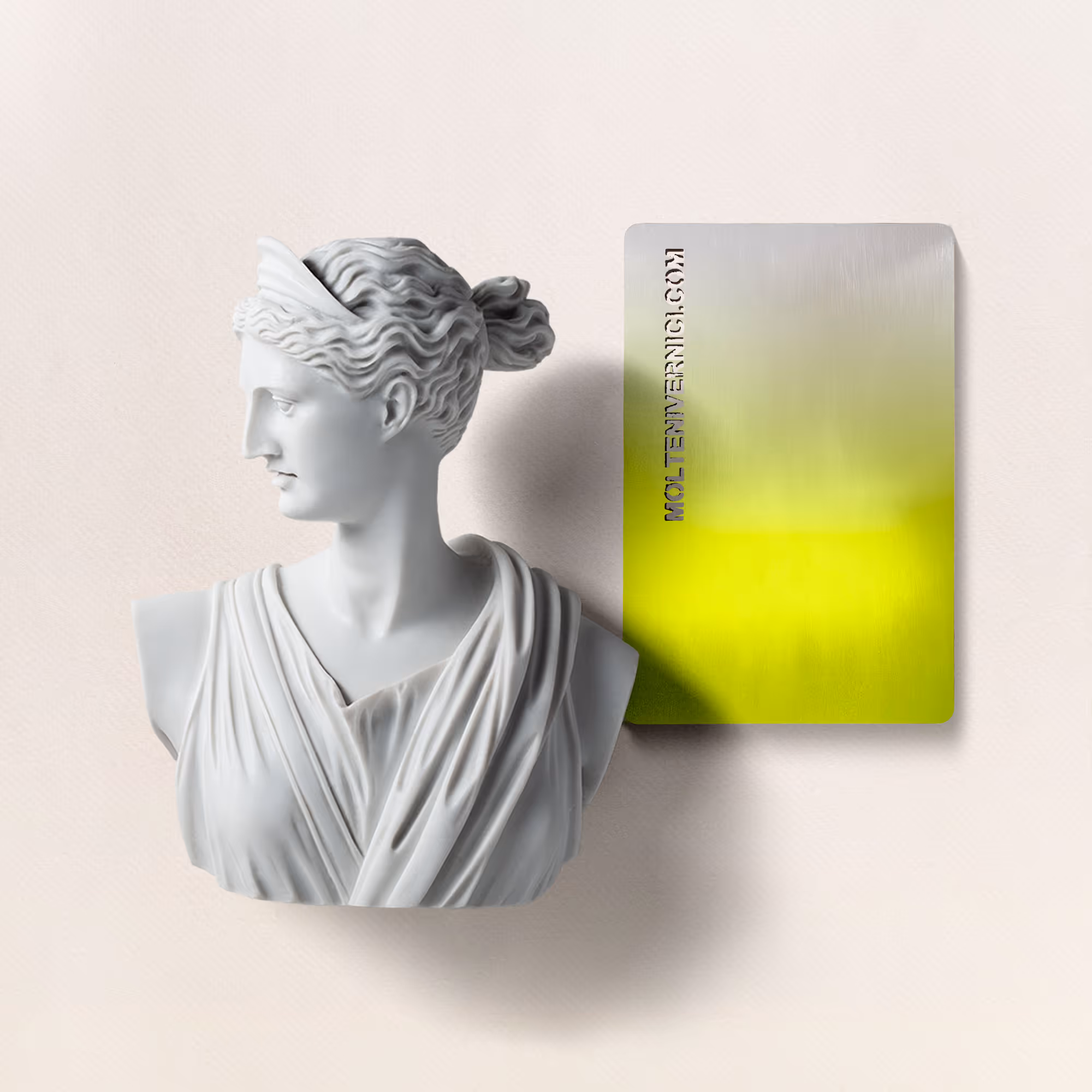 MOLTENI-VERNICI Spezialfarbe für die Architektur, klassische Büste neben gelbem Farbmuster