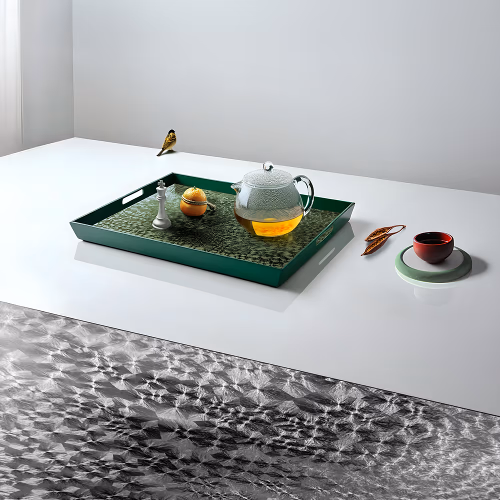 Plateau MOLTENI-VERNICI vert avec théière, peintures spéciales et objets élégants