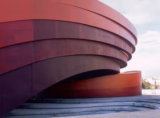 Esempi di verniciatura MOLTENI-VERNICI su architettura moderna curva