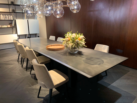 Table élégante avec des peintures spéciales MOLTENI-VERNICI, luminaires suspendus