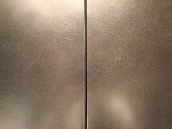 Superficie metálica con acabados MOLTENI-VERNICI, textura lisa y elegante