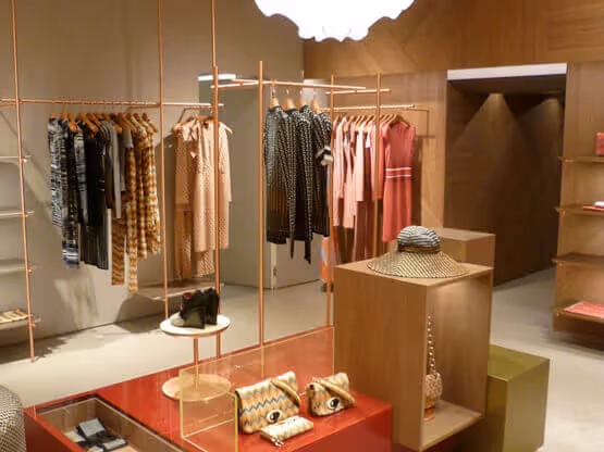 Esempi di verniciatura MOLTENI-VERNICI in elegante negozio di moda