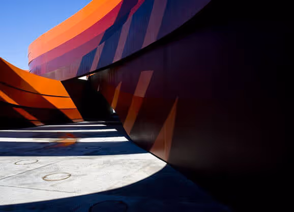 Esempi di verniciatura MOLTENI-VERNICI con architettura moderna colorata