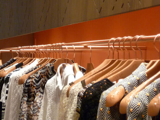 MOLTENI-VERNICI Kleiderbügel mit verschiedenen Kleidern in elegantem Speziallacke Orangeton