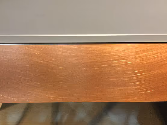 Superficie metálica naranja con acabados MOLTENI-VERNICI textura pulida