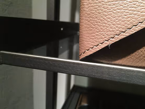 Detalle de cuero rosa con costura, acabados MOLTENI-VERNICI en estructura metálica